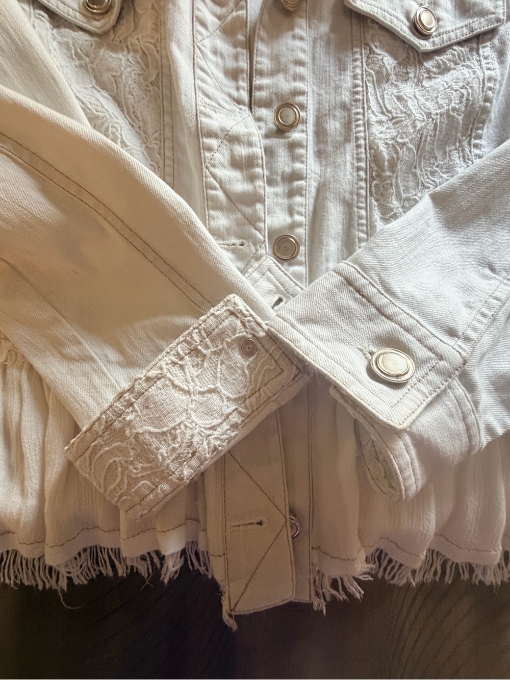 Chico’s Size 1 White Lace Ruffle Hem Denim Jacket Boho Romantic Cottagecore - Picture 7 of 12